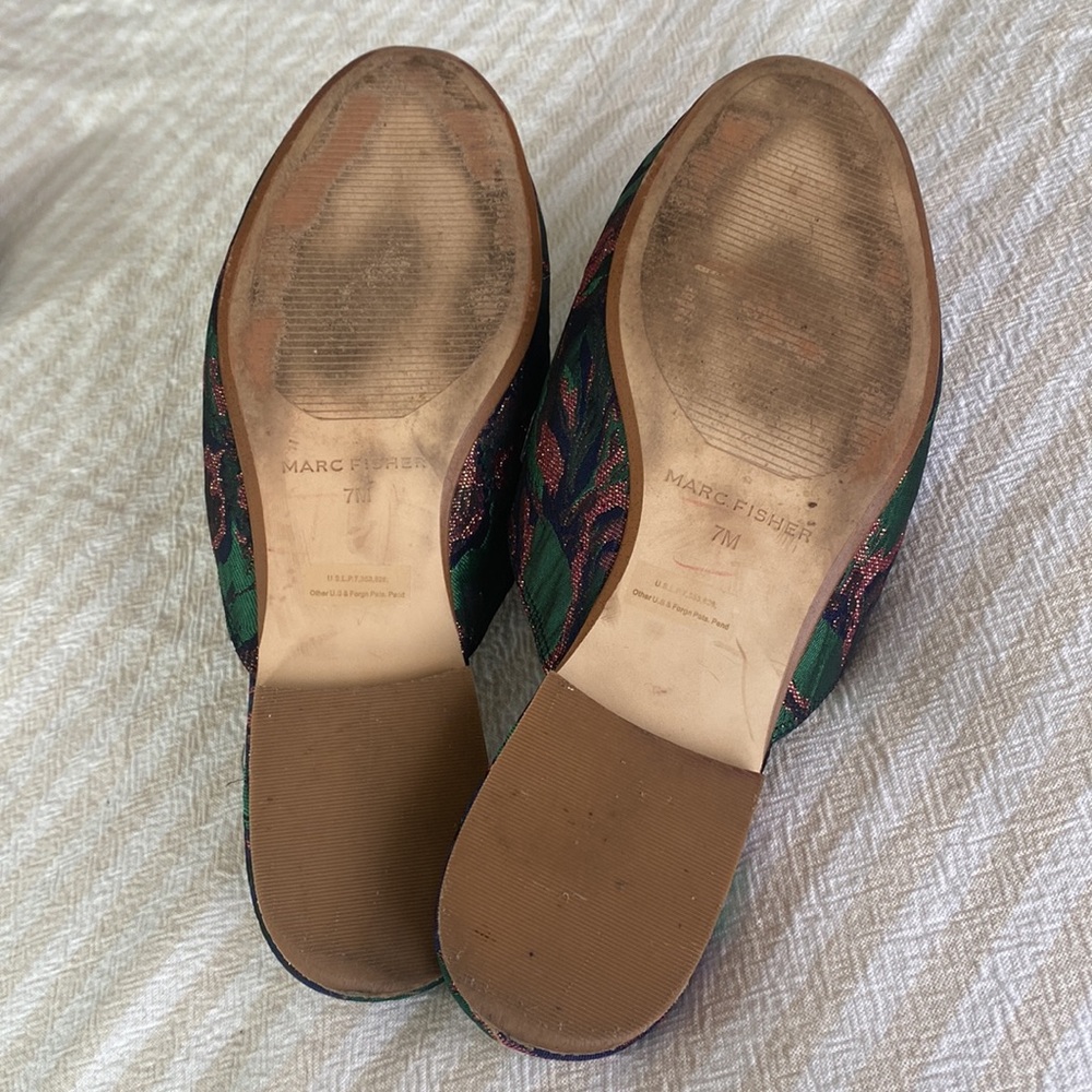 Marc Fisher Whiley Slip-In Mules Metallic Brocade Womens w Gold Chain 7 M - Picture 4 of 7